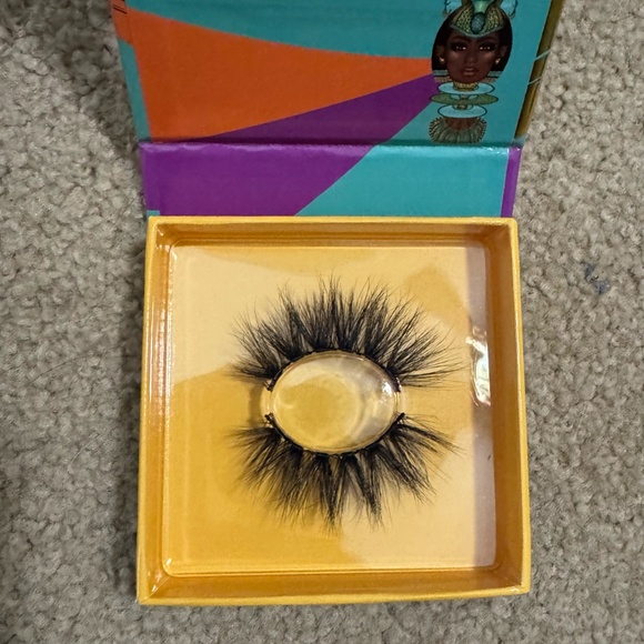 Juvia's Place "Cleopatra" faux lashes - Picture 3 of 6